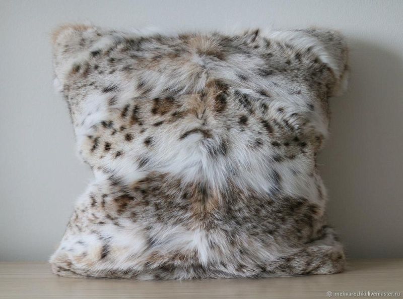 картинка Меховая подушка снежная лиса от магазина Мебели